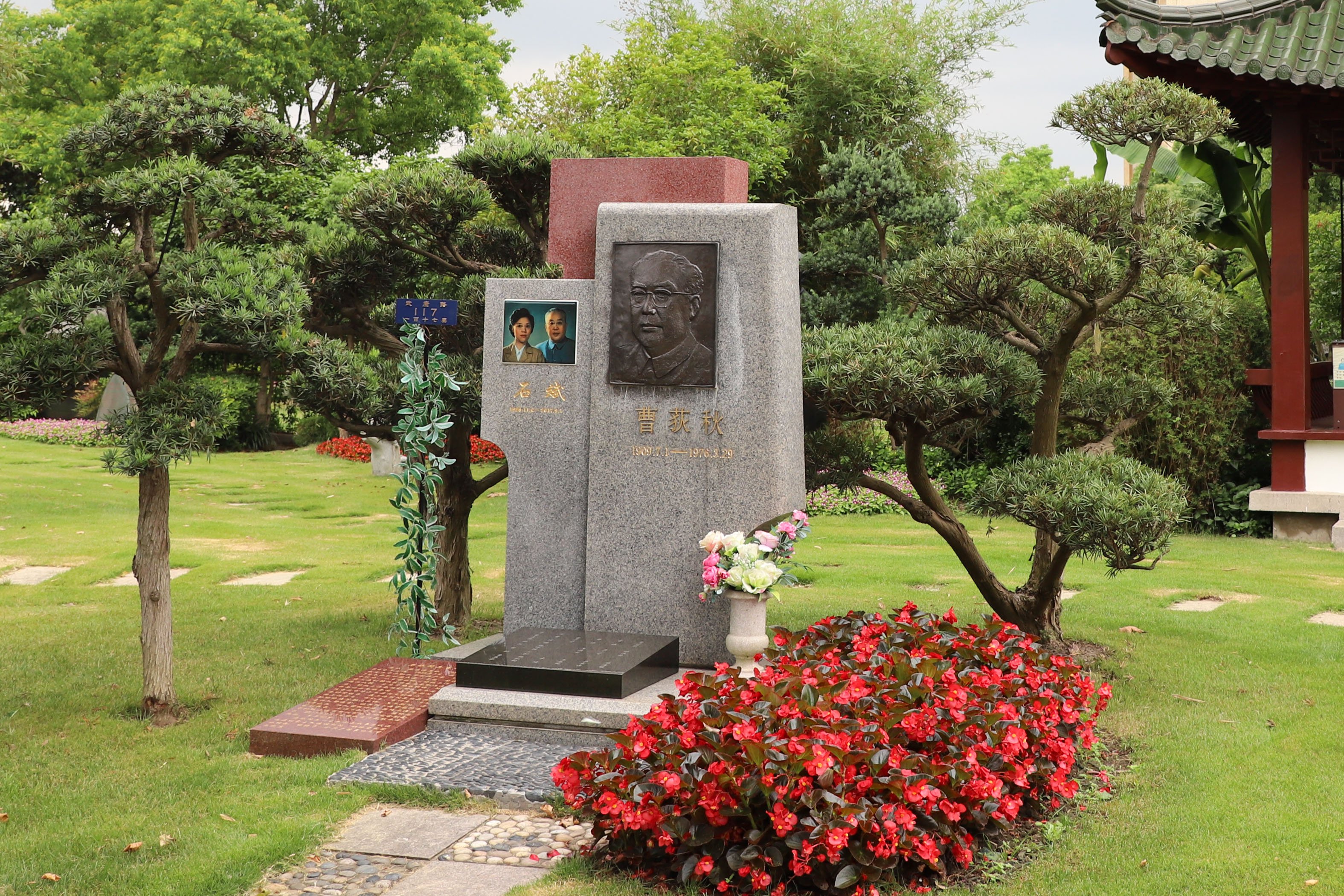 历史回响：曹荻秋纪念碑下的敬仰与思考